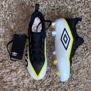 Umbro Pivot Kids Soccer Cleats